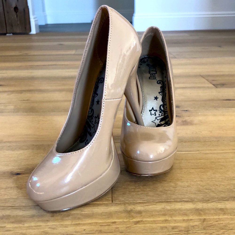 Size 9 beige pumps